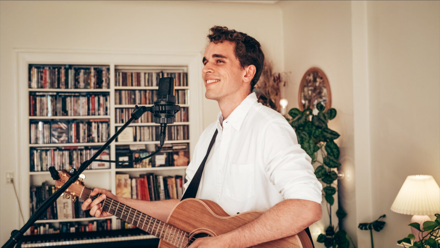 sanger mandlig med guitar der spiller til fester og bryllup booking musiker professionel nærværende bedste musiker til bryllup