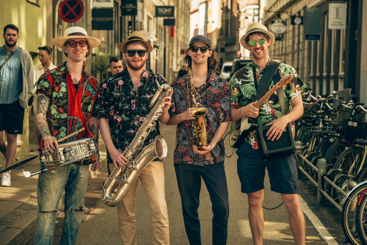 bandbokning gatumusik gatumusiker gatumusikanter gatumusikanter groove parade glade köpenhamn stockholm berlin gatumusik saxofonband gatuunderhållning
