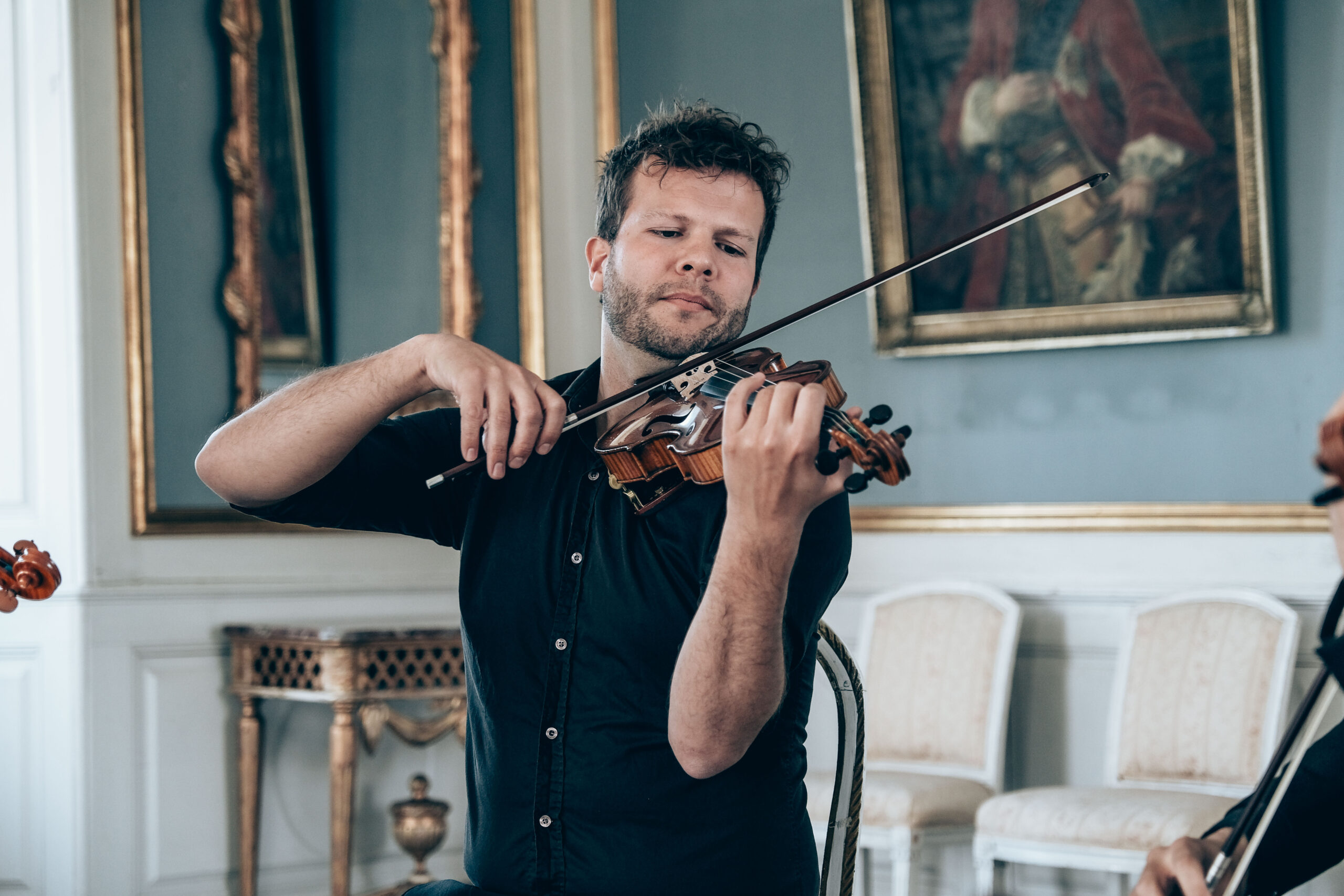 violinist dansk violin stryger strygere musik romantisk inderligt romantisk musik udendørs vielse vielser i kirke kirkevielse