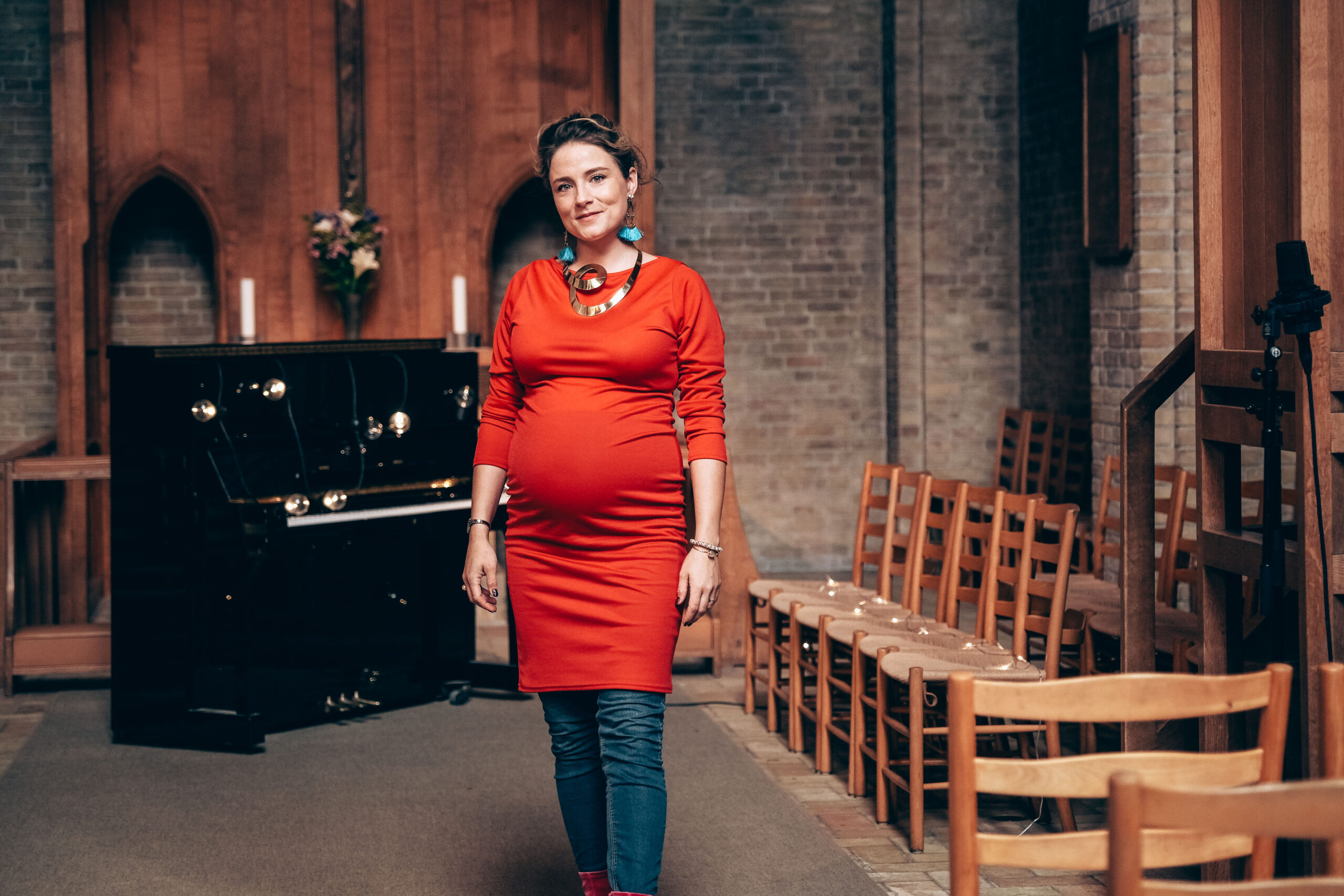 sangerinde klassisk opera til fest vielser kirkerum kirke vielser smukt dansk romantisk rød kjole