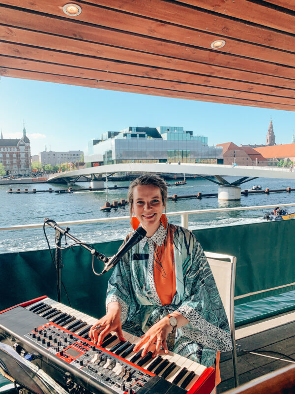 sangerinde københavns havn kanaler pianist sange maritim musik solomusiker dansk sanger