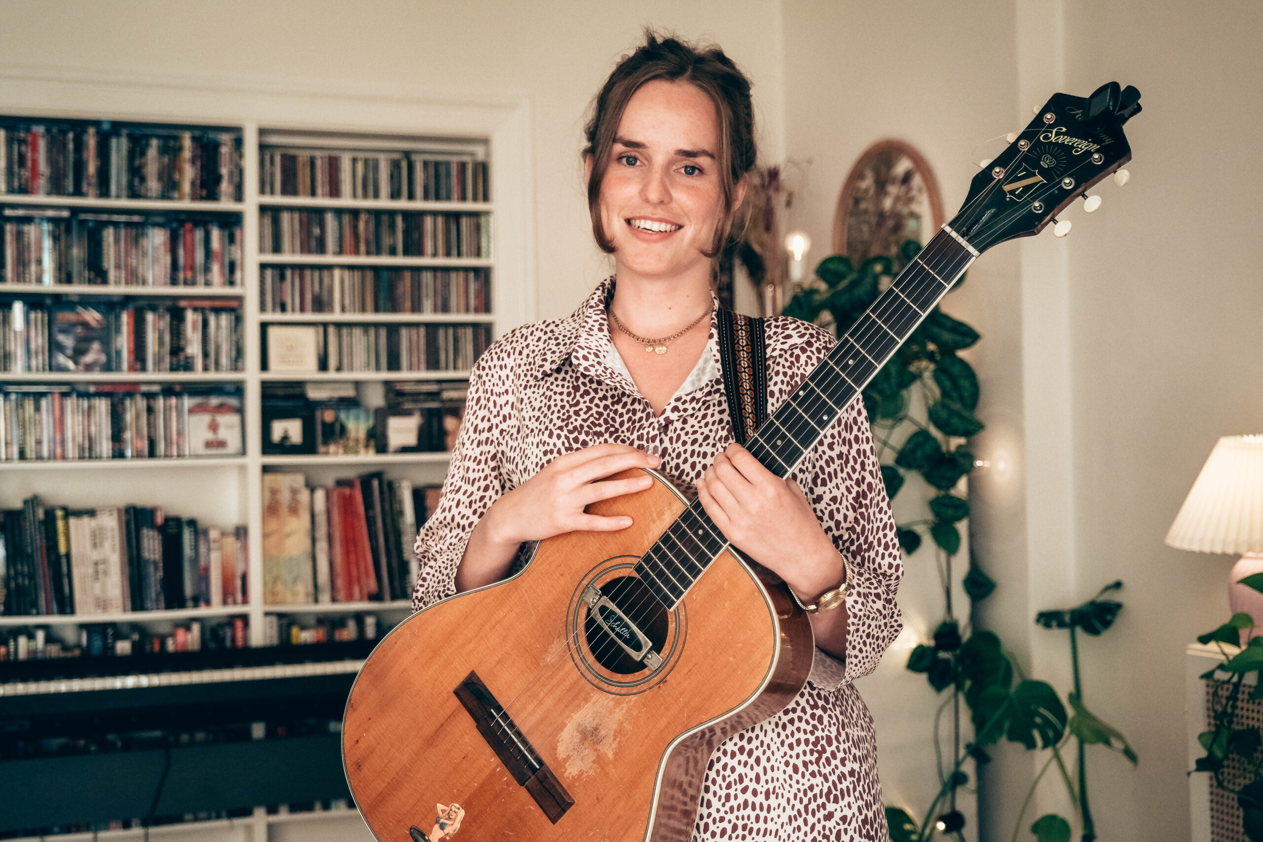 musiker sanger gitar dansk kvinne bryllup bryllupsarrangementer ung talentfull piano bokhylle