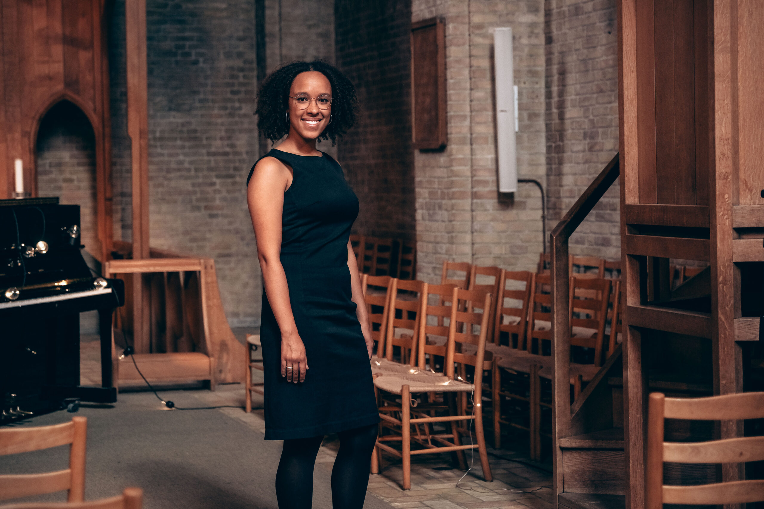 singer church solo singer solemnity funeral funeral funeral soloist acapella song black dress church room chairs altar