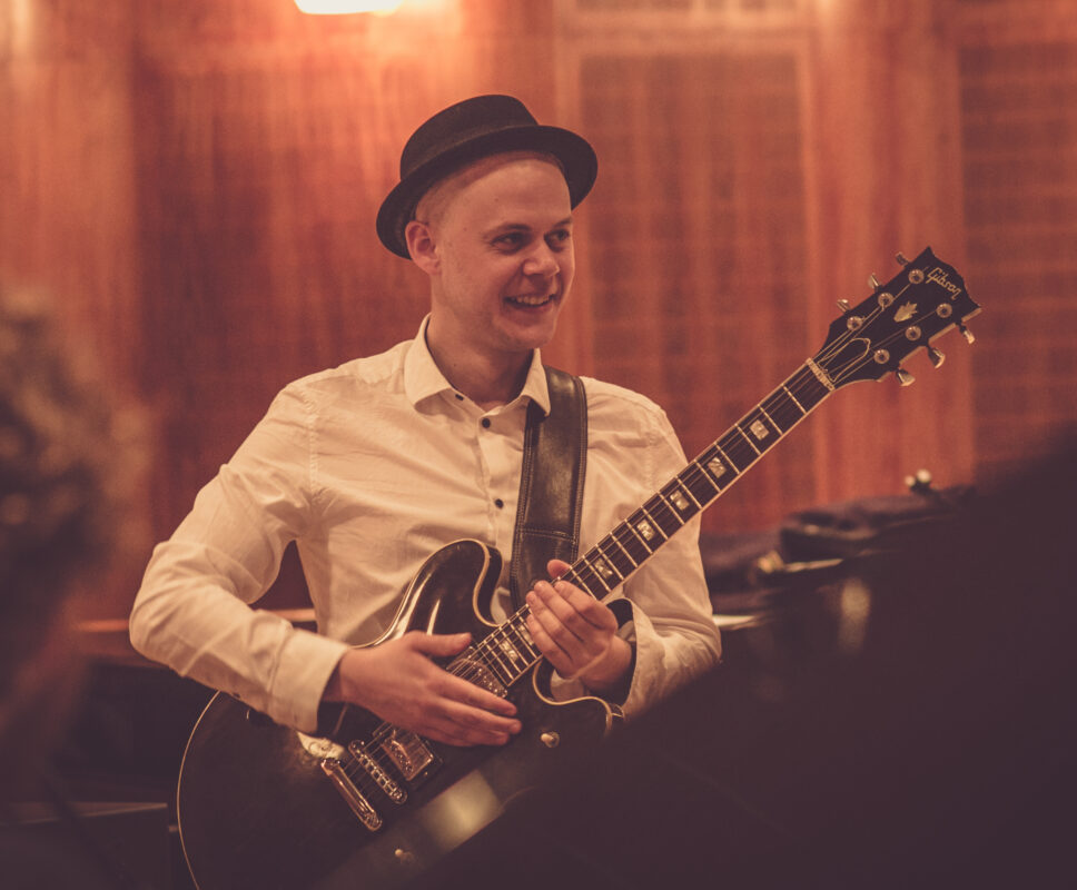 dansk gitarrist jazz ung gitarr hatt vit skjorta retro jazzband solo musiker