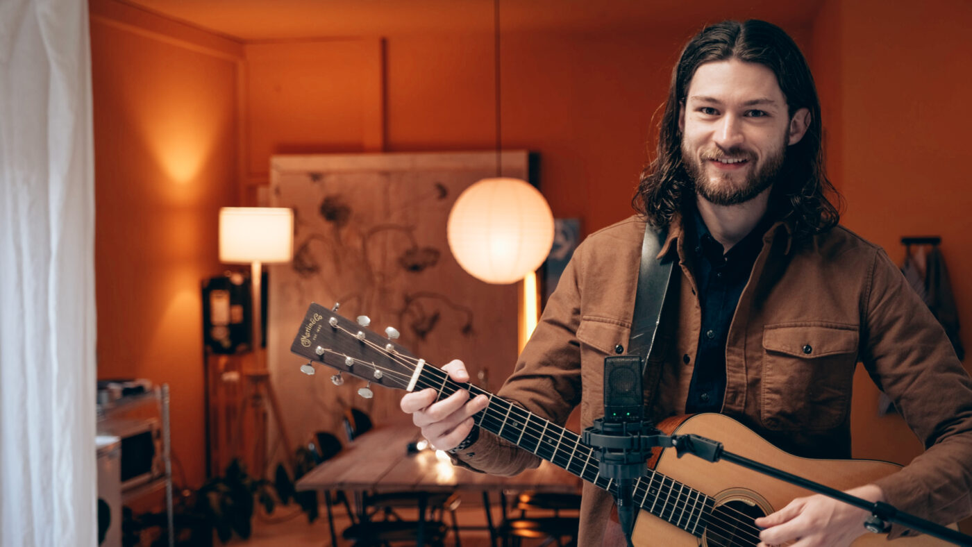sanger med guitar til fester smilende mandlig guitarspiller bryllupsmusik vielse country guitarist