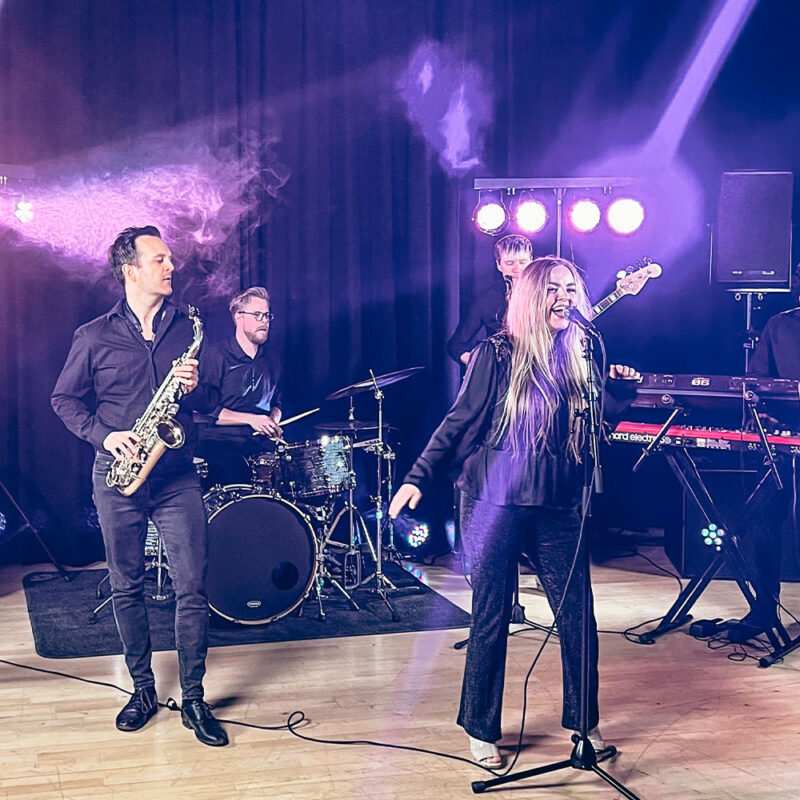 livemusik liveband party party musik partyband front of house ljus rök trummor sångare med band