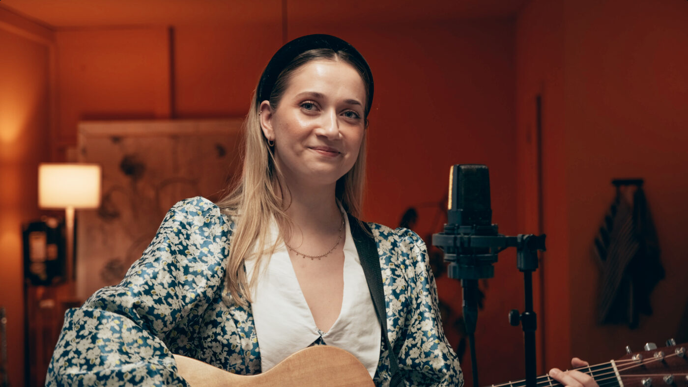 bookingbureau musikbooking book musiker sangerinde med guitar