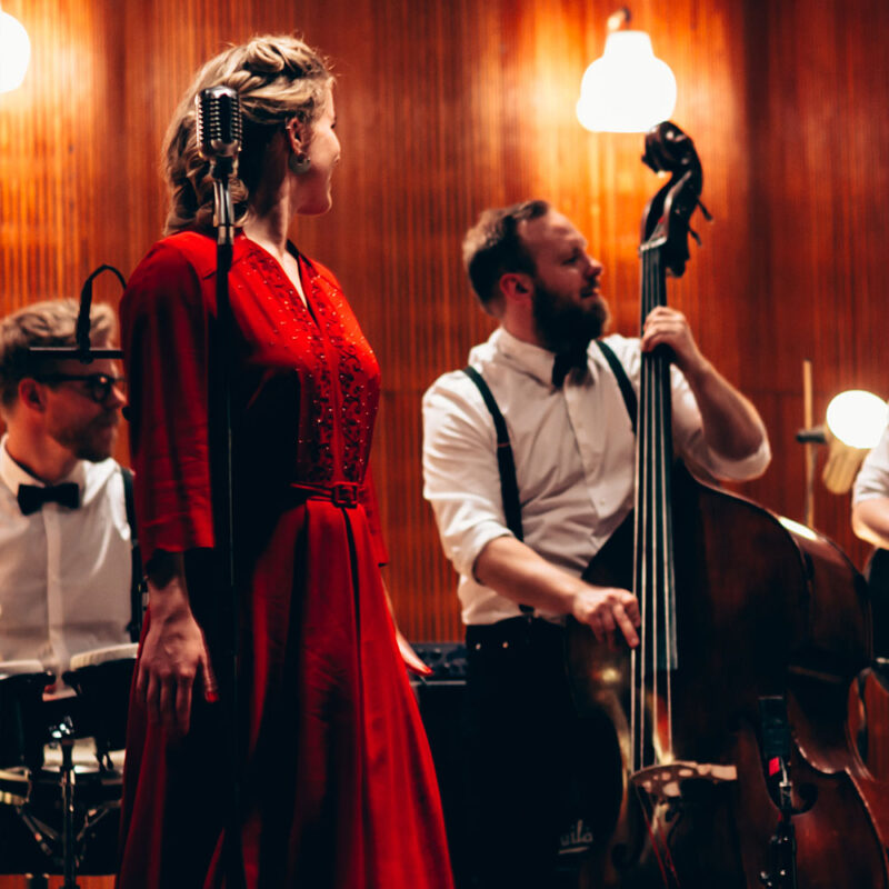 sångare vintage mikrofon live jazz jazzband jazzorkester dansk danmark köpenhamn odense aarhus