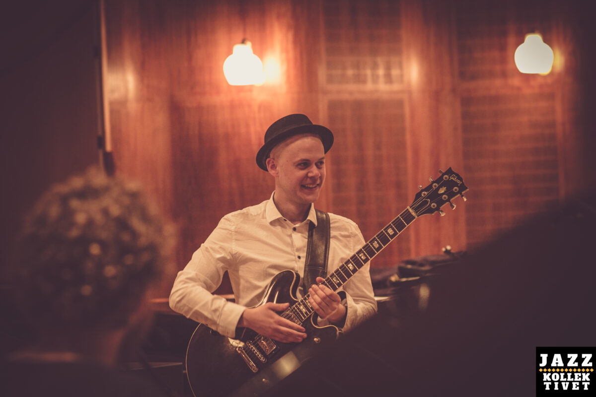 smilende musiker beste danske musiker jazzgitarist gibson vintage hatt retro jazzmusiker solo jazzgitar gitar gitar gitar gitarist pickup bossa nova dansk gitarist