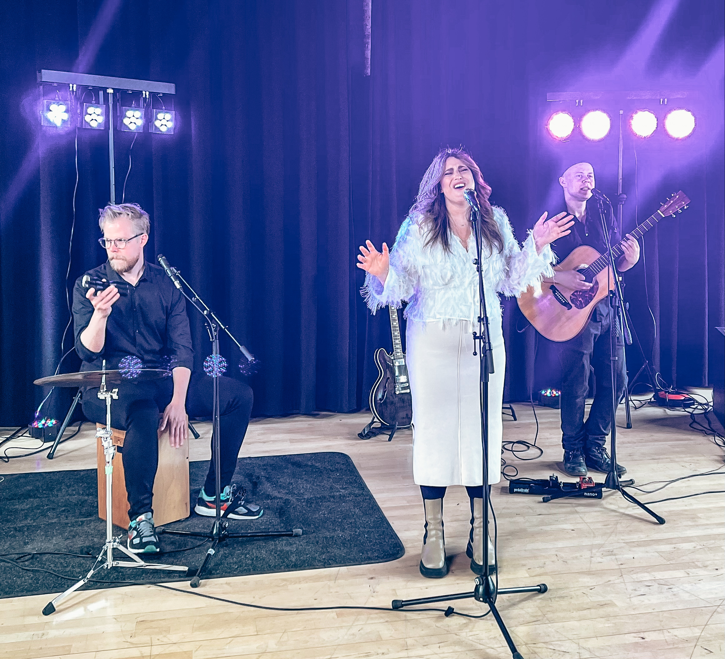 festband trio sangerinde cajon guitar kor mindre band til fest lille band til fester dans danseband