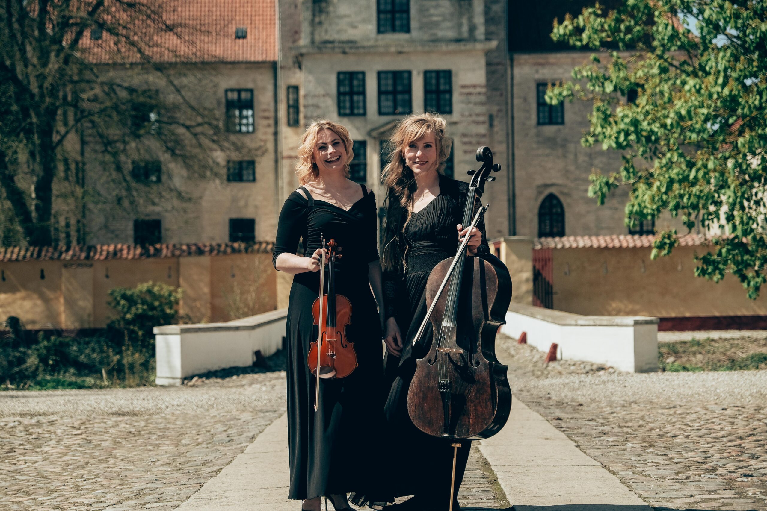 duo til vielser violin til bryllup danske musikere til bryllup bryllupsmusik bedste musik til salmer og vielse brud slot udendørs voldgrav romantisk musik band musikere