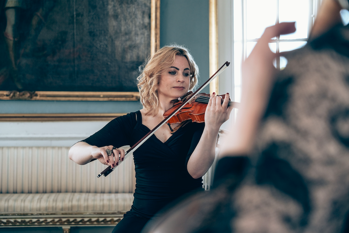 Dansk fiolinist til bryllup bryllup bryllupsseremonier bryllupsseremoni slott akustisk musikk klassisk musikk til fester