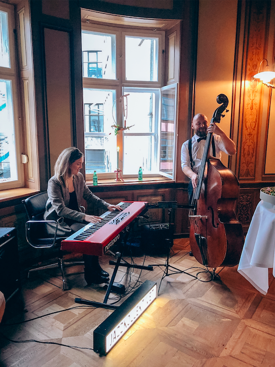 jazzgolv piano kvinnlig pianist kvinnlig jazzmusiker basist inre Köpenhamn musik för mottagning jazz för lounge bakgrundsmusik