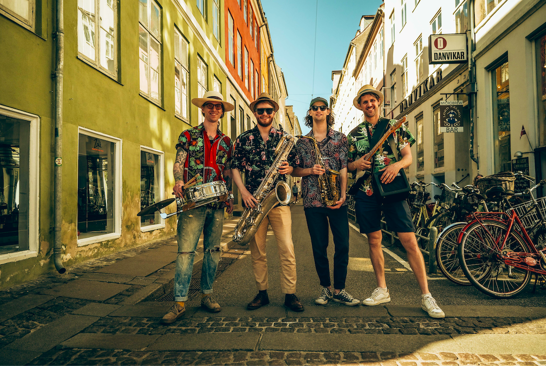 Köpenhamn gatumusik inre Köpenhamn trummor gitarr sax saxofon saxofon bok street band street musician