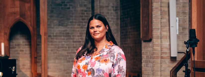 sanger for fest kirke mikrofon blomster alter seremoni kirke kirke kirke bryllup