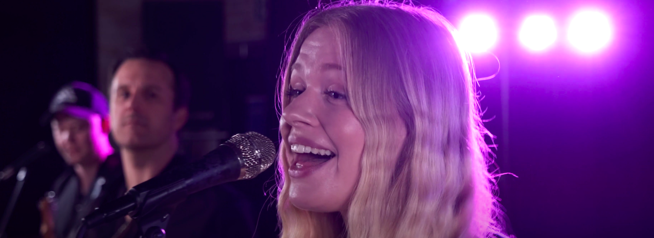 partyband coverband dansk band til fest og bryllup firmafester synger mikrofon