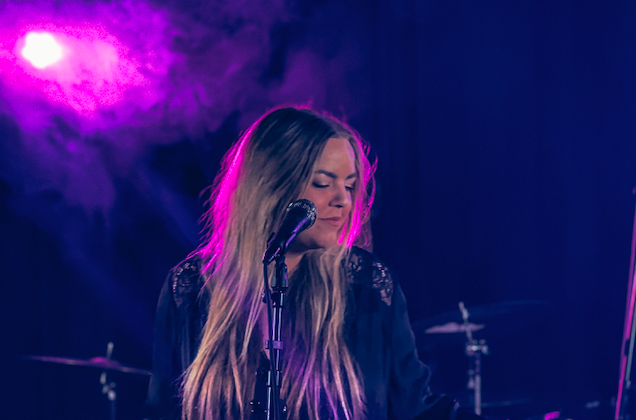 dansk sangerinde til bryllup bryllupsfest lys røg dansegulv dansemusik mikrofon livemusik dansk band