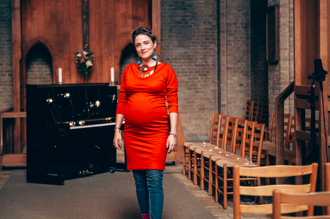 dansk sangerinde bryllup kirke klaver rød kjole stole kirke kirkekoncert solo performance vielse alter sanger musik