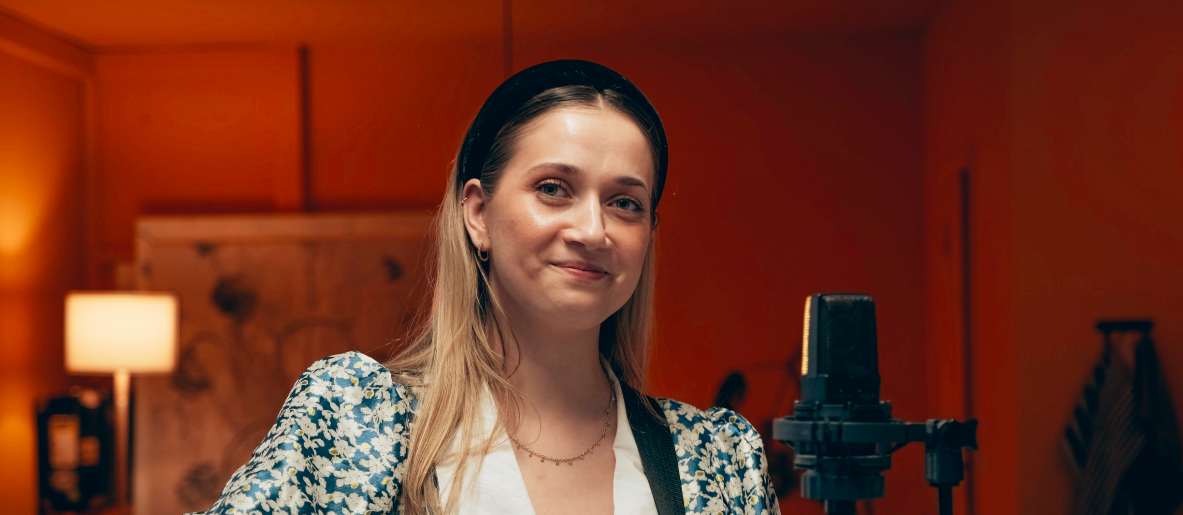 book en sangerinde med guitar smilende til bryllup hårbånd lampe mikrofon barnedåb dansk sanger sangerinde københavn