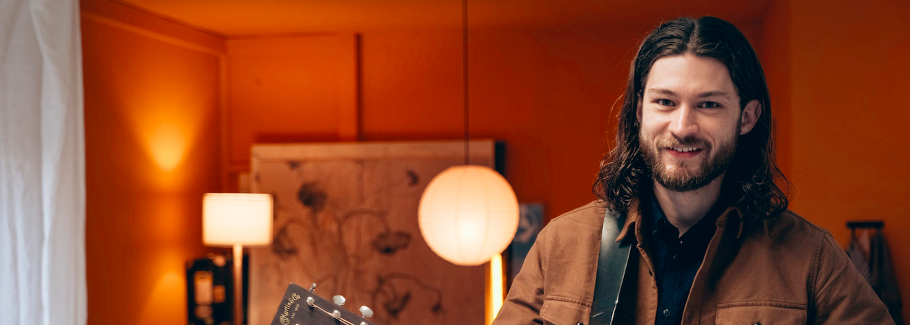 Sängerin für Hochzeit Sängerin mit Gitarre lächelnd für Hochzeitsparty