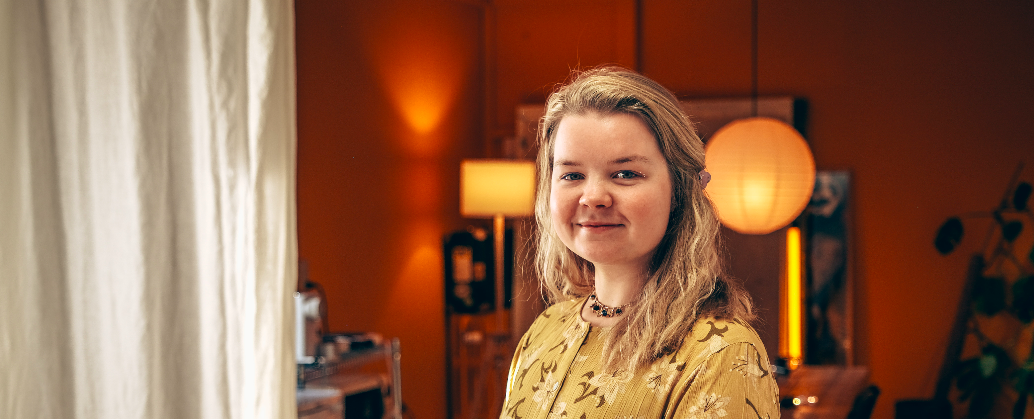 book sangerinde til fest book en sanger til event vokal smilende lyshåret dansk kjole lamper orange