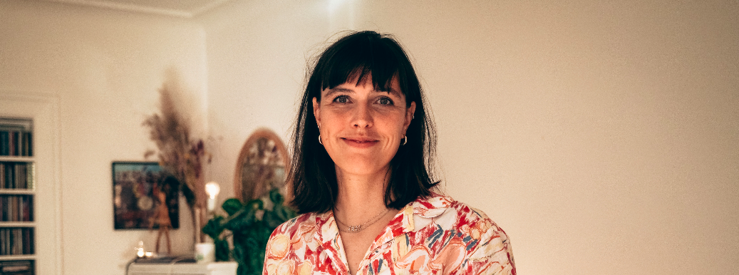 sångerska kvinna leende sångerska fest evenemang