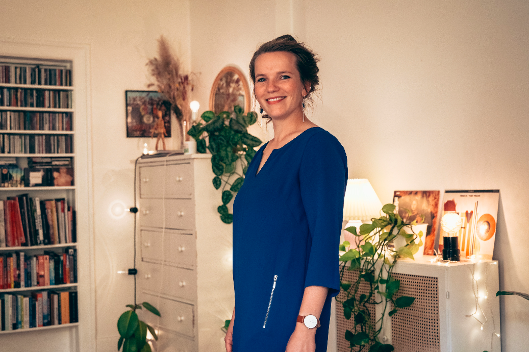 book sangerinde til privatarrangement service blå kjole ørerringe ur professionel musiker konservatorieuddannet