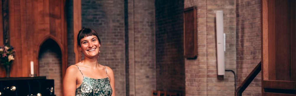 book en sanger lej en sangerinde dansk sangerinde kirkerum kirke dansk vielse bryllup kirke sige ja til hinanden klaver højttaler