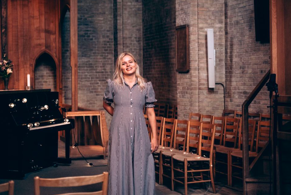 book sangerinde til kirke sangerinde i kirken sanger til bryllup stole kirke danmark dansk sangerinde klaver solosang acapella a capella sanger stemme kirke bryllup og vielser