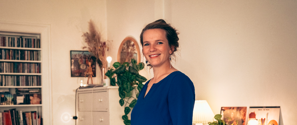 book en sanger og gør din fest unik god musik ønskesang smiler professionel dansk sanger til fest book en dansk sanger