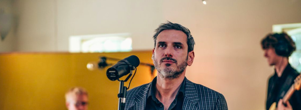 book live musik til fest book et band dedikeret sanger mikrofon bassist og trommeslager book en sanger