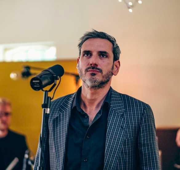 book sanger til fest mandlig sanger privatarrangement event mikrofon suit up jakkesæt sort skjorte band book et band book et partyband professionelle musikere