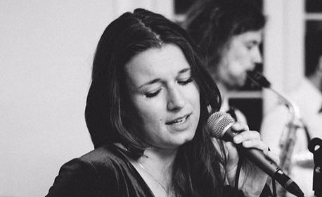 Sängerin buchen Sängerin limunt Live-Musik Live-Musik für die Party Sängerin Mikrofon nach unten schauen