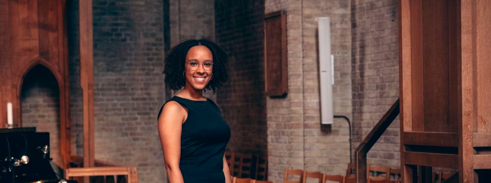 Altar Klavier Sängerin schwarzes Kleid dunkelhaarige Kirche Kirche Konzert Sprecher Beerdigung Beerdigung Holz und Ziegel