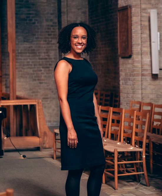 kirke sanger sort kjole smilende begravelse bisættelse stole mursten vielse nadver koncert i kirken gudstjeneste kirkesanger