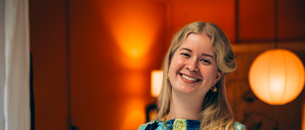 smiling limunt press photo singer ring lamps orange background singer for party