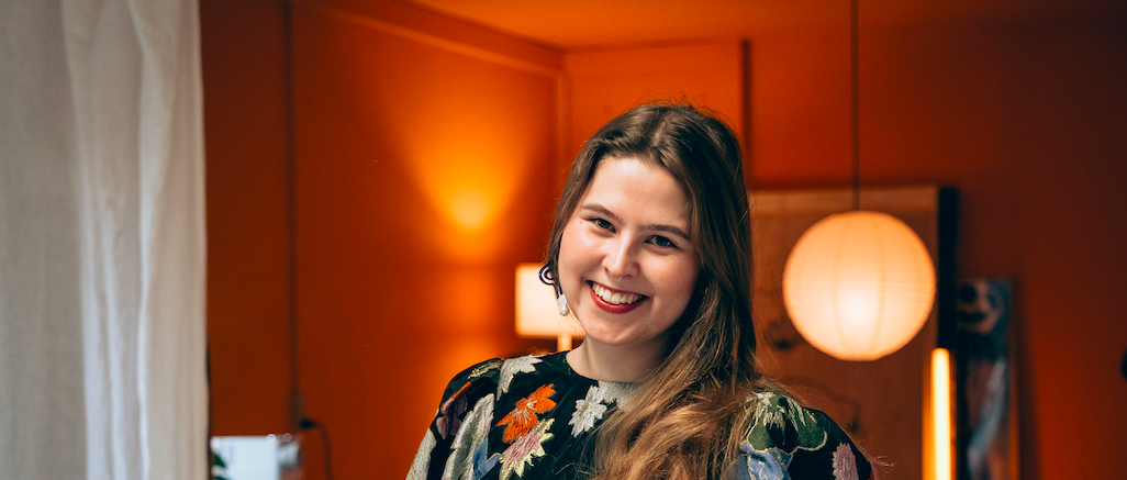 book musiker smilende sanger aarhus lys oransje blomster selvtillit sanger book en sang