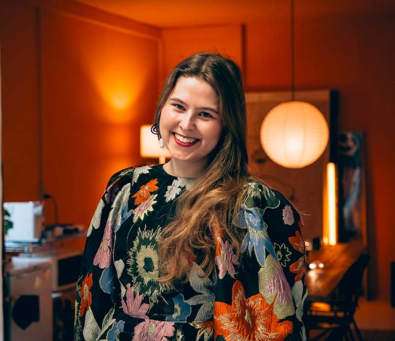 musiker sanger smilende blomster kjøkken session sanger leppestift smil event booking fest bryllup