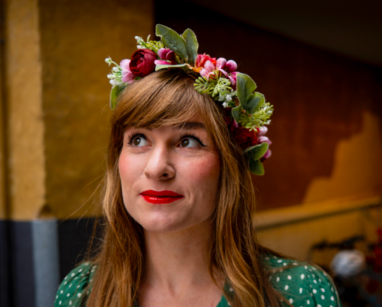 sanger blomsterkrans sangerinde kjole læbestift