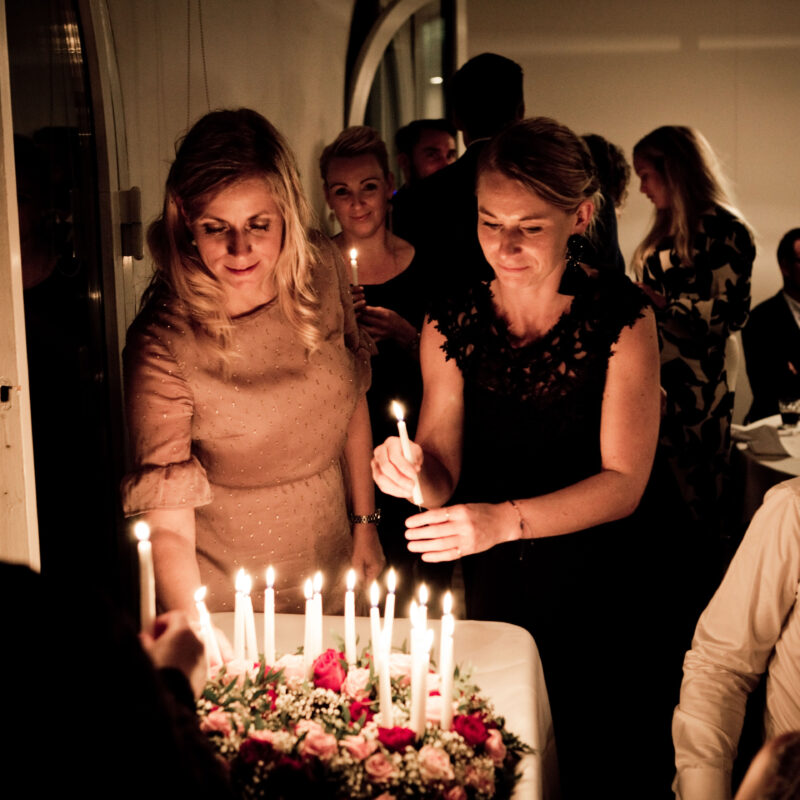 Geburtstag Buch Musik Geburtstagskuchen Kuchen Geburtstagskuchen Licht private Party Event Kerzenlicht Kerzen auf dem Kuchen Party Hygge Dänische Veranstaltung Musik runden Geburtstag