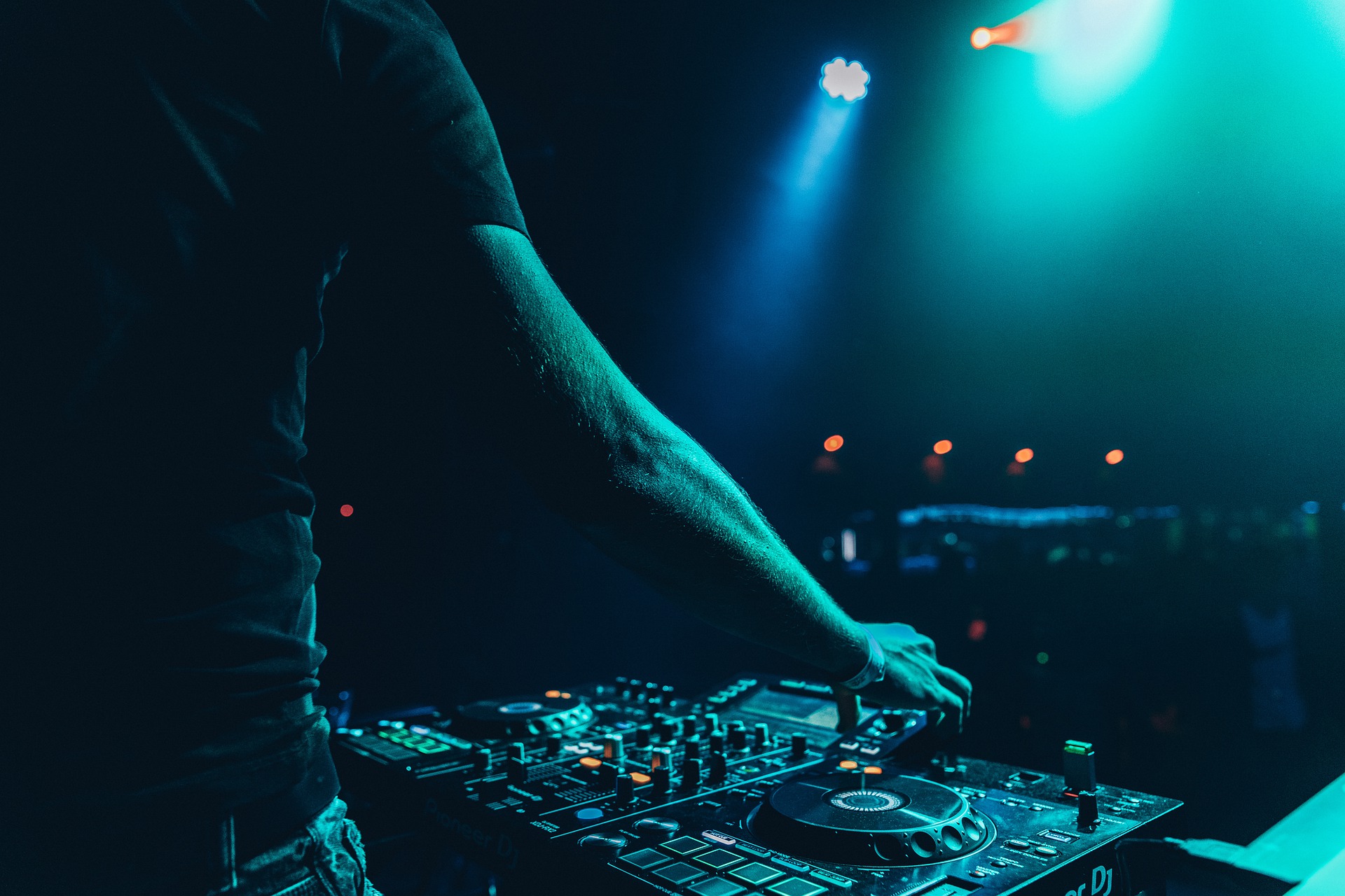 Boka DJ | Hyr en DJ till din fest | Landets bästa DJs | vet får igång dansgolvet