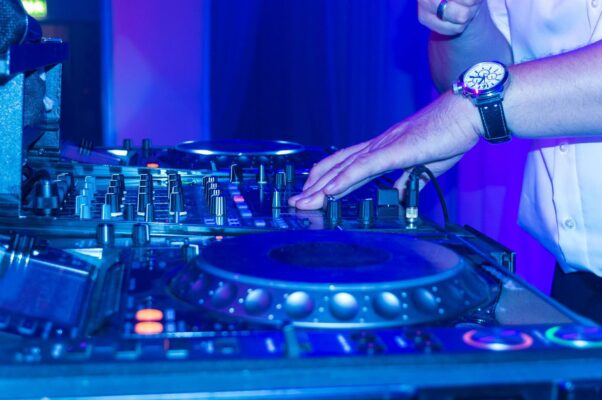 dj för fest boka en dj hyra dj scratch mixtape dj för evenemang hyra dj hyra dj hyra dj mixer mixer watch shirt bröllop