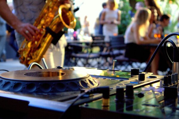 saxofon dj och saxofonist sommar dag live party solsken skjorta utrustning teknik dans musik dansgolv chill