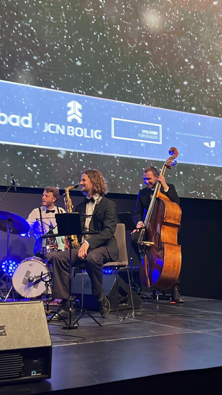 jazzband award show jinglar live jazz dansk media saxofonist basist trummis smoking fluga stilett bok band