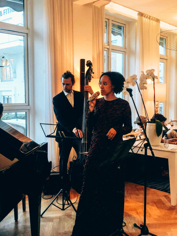 singer and bassist play jazz at kurhotel skodsborg jazz duo stilet event jazz music danish jazz