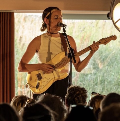 Glade gæster fejrer fødselsdag med livemusik.