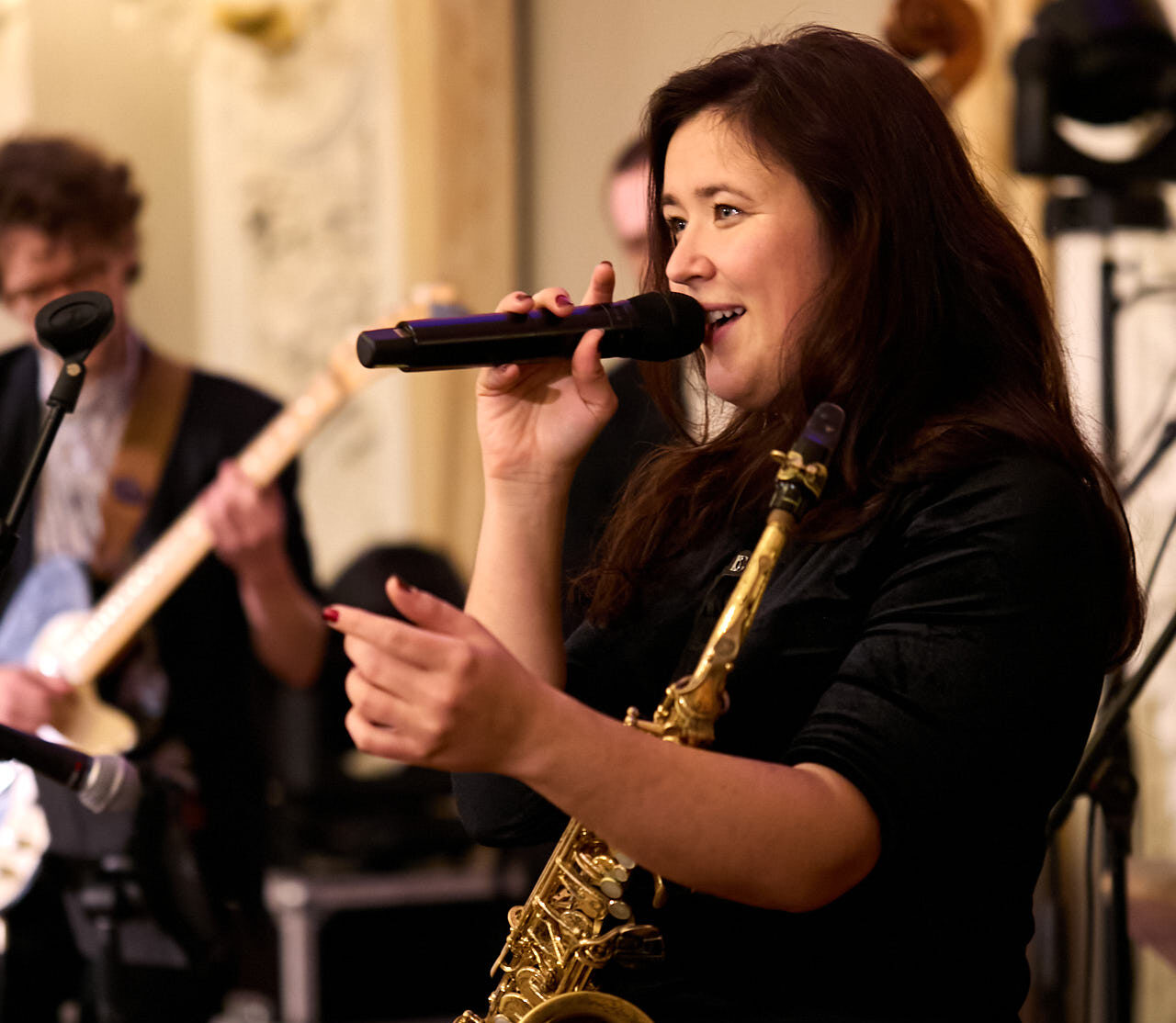Glade gæster fejrer fødselsdag med livemusik.
