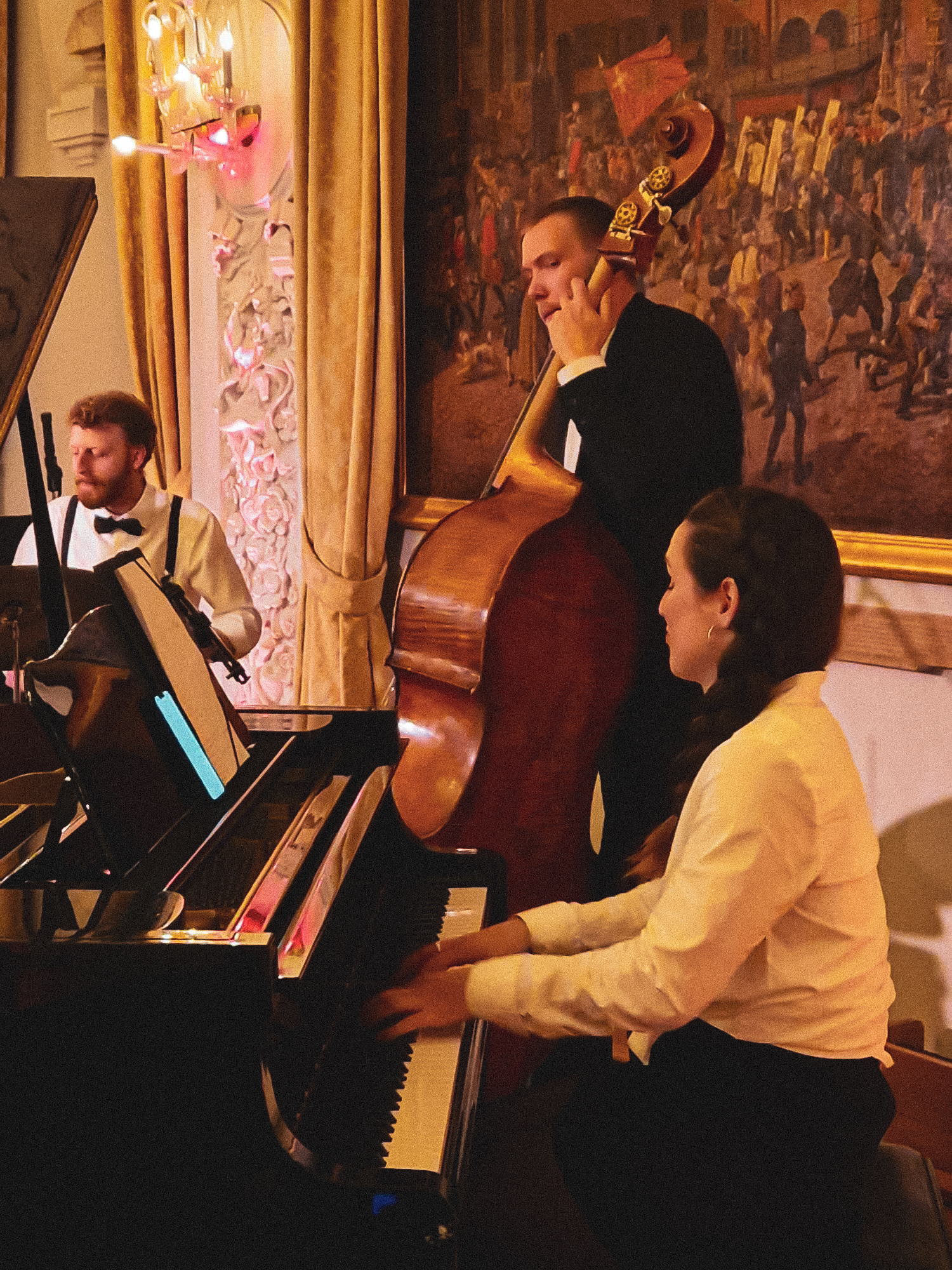 Pianisten og bassisten spiller tæt sammen og fylder salen med klassisk jazz og levende stemning.