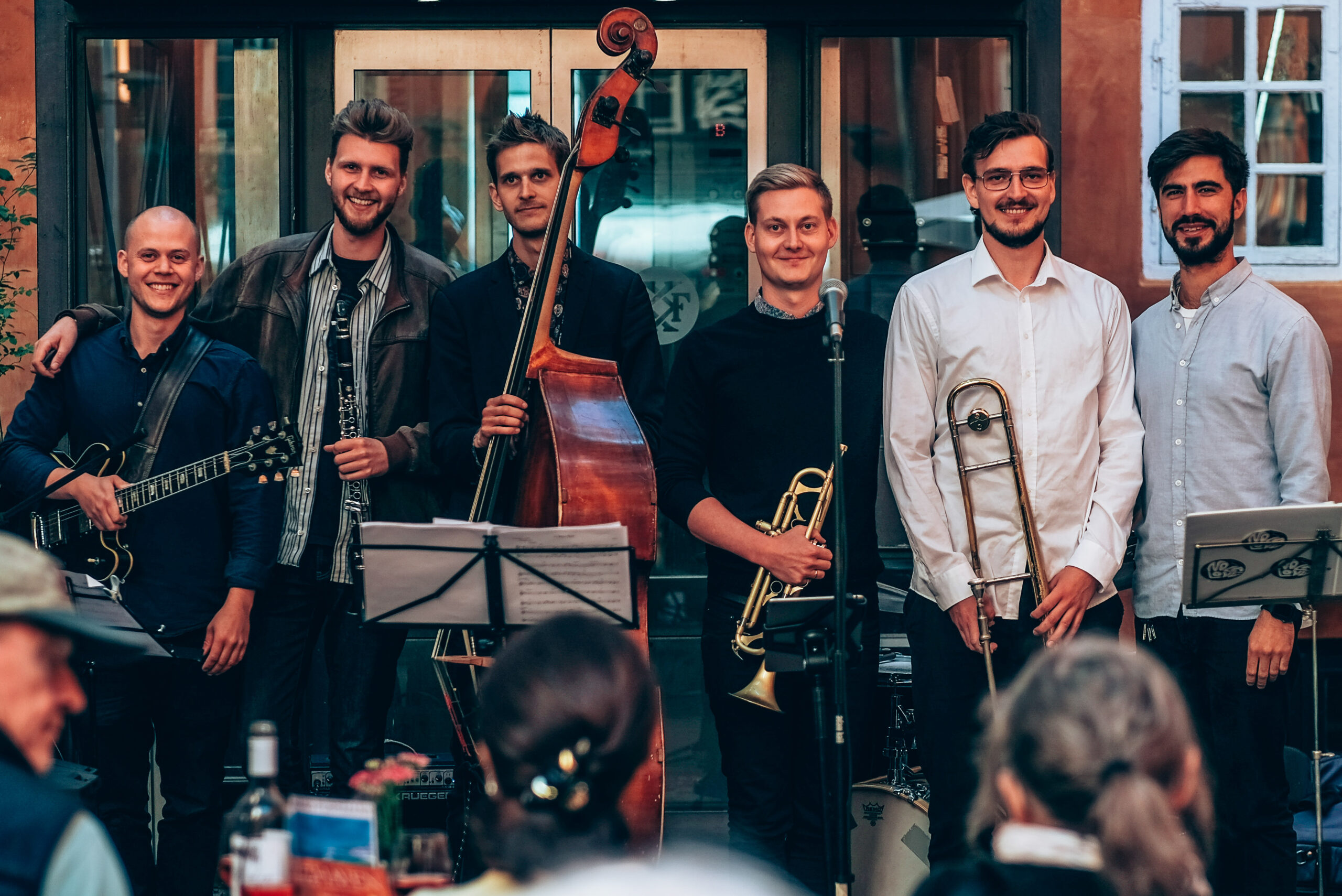 Glade gæster fejrer fødselsdag med livemusik.