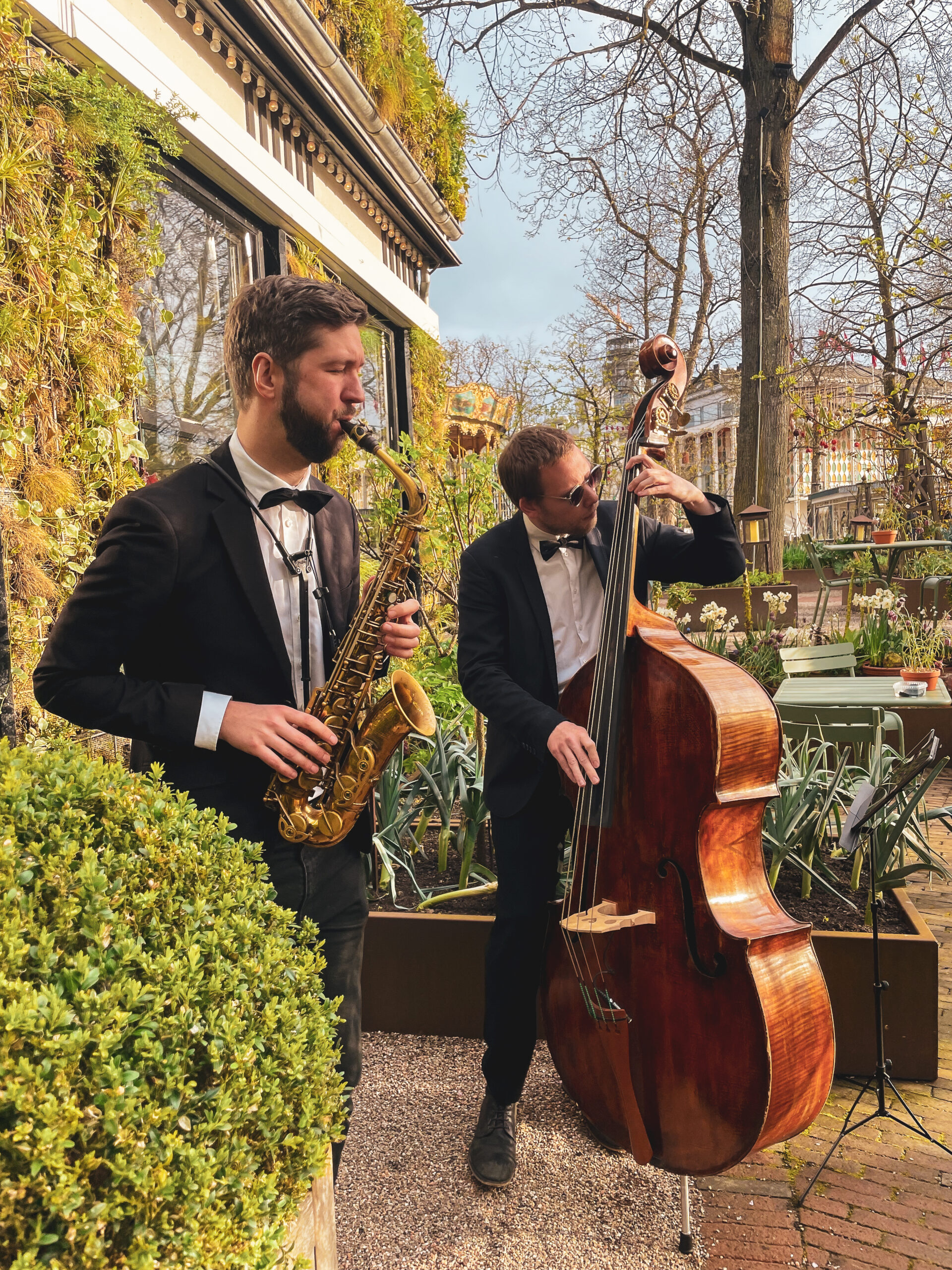 Glade gæster fejrer fødselsdag med livemusik.